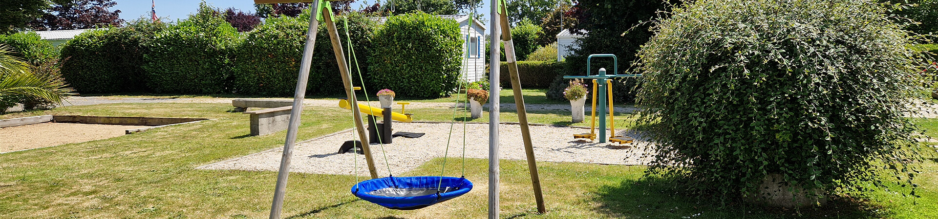 Aire de jeux avec balançoire du camping la Petite Ville près de Binic