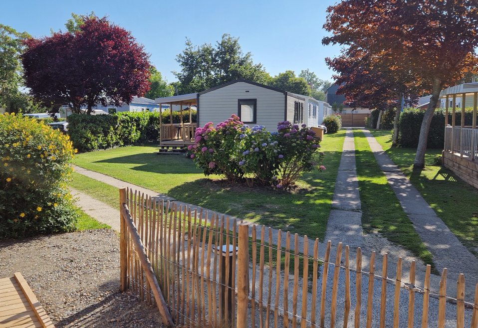 Les emplacements mobil-homes ombragés et délimités du camping la Petite Ville à Pordic