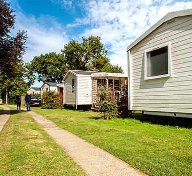 Emplacements des mobil-homes en location, séparées par des haies du camping La Petite Ville en Bretagne