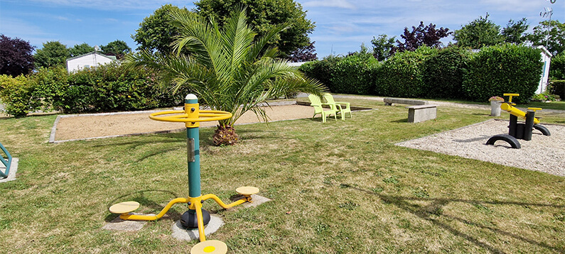 Aire de jeux pour enfants et adultes du camping la Petite Ville en Bretagne