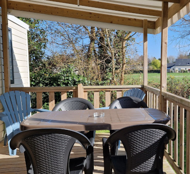 Terrasse couverte du mobil-home Bahia 2025, en location au camping La Petite Ville à Pordic