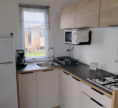 Cuisine panoramique du mobil-home Bahia 2025, en location au camping La Petite Ville dans les Côtes d’Armor