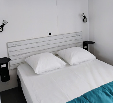 Chambre 1 lit 2 personnes du mobil-home Bahia 2025, en location au camping La Petite Ville en Bretagne