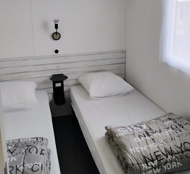 Chambre 2 lits 1 personne du mobil-home Bahia 2025, en location au camping La Petite Ville à Pordic