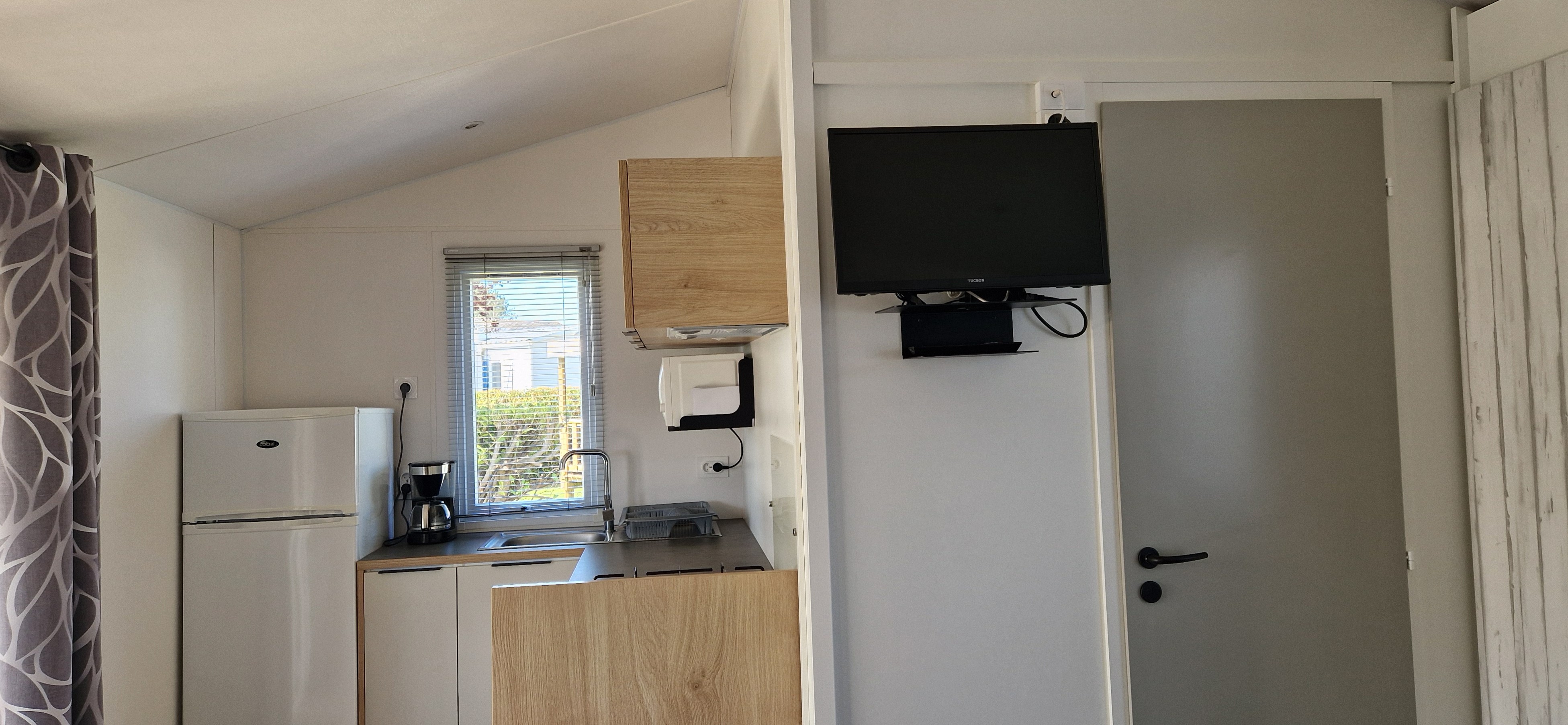 La pièce de vie du mobil-home Bahia 2025, en location au camping La Petite Ville dans les Côtes d’Armor