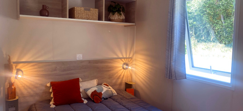 Salon et salle à manger du mobil-home Bahia 2025, en location au camping La Petite Ville en Bretagne