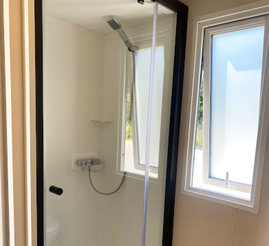 Terrasse couverte du mobil-home Bahia 2025, en location au camping La Petite Ville à Pordic