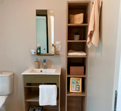 Cuisine panoramique du mobil-home Bahia 2025, en location au camping La Petite Ville dans les Côtes d’Armor