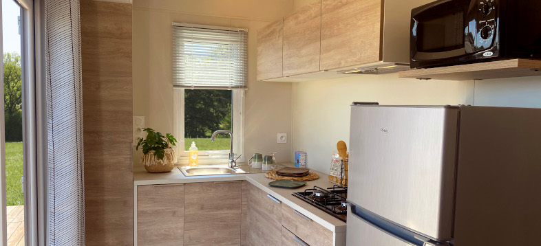 La pièce de vie du mobil-home Bahia 2025, en location au camping La Petite Ville dans les Côtes d’Armor