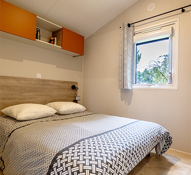 Chambre avec 1 lit 2 personnes, du mobil-home confort 2 chambres, en location au camping La Petite Ville dans les Côtes d’Armor