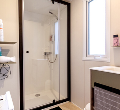 Salle d'eau avec douche XXL, du mobil-home confort 2 chambres, en location au camping La Petite Ville à Pordic