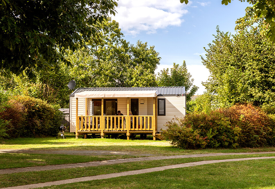 Location mobil-home confort 2 chambres avec terrasse extérieure couverte, au camping La Petite Ville en Bretagne
