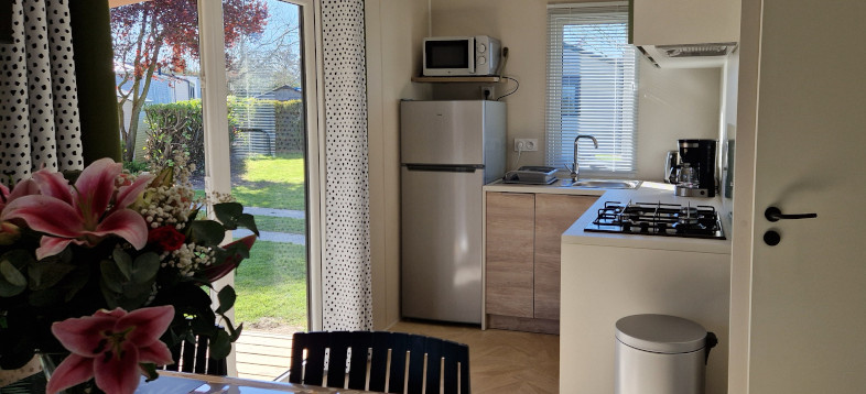 Cuisine du mobil-home confort 2 chambres en location au camping La Petite Ville à Pordic