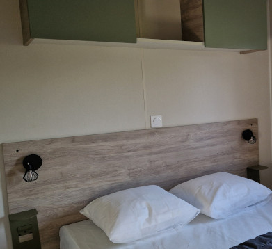 Chambre du mobil-home confort 2 chambres, en location au camping La Petite Ville dans les Côtes d’Armor