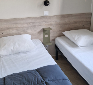 Chambre 2 lits 1 personne du mobil-home Bahia, en location au camping La Petite Ville en Bretagne