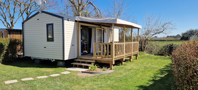 Terrasse extérieure couverte du mobil-home confort 2 chambres, en location au camping La Petite Ville dans les Côtes d’Armor