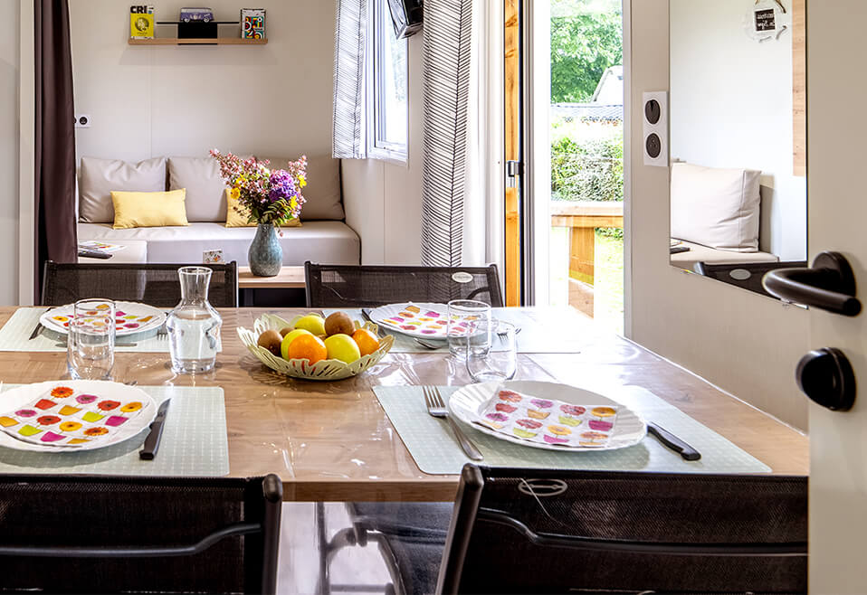 Cuisine-salle à manger du mobil-home Modulo 2 chambres, en location au camping La Petite Ville en Bretagne