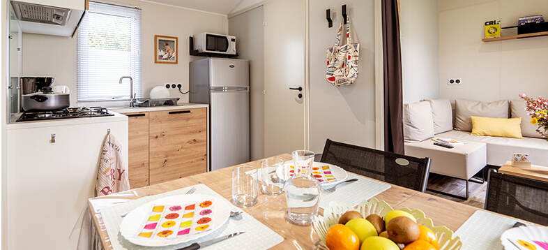 Cuisine-salle à manger du mobil-home Modulo 2 chambres, en location au camping La Petite Ville dans les Côtes d’Armor