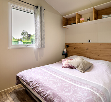 Chambre avec 1 lit 2 personnes du mobil-home Modulo 2 chambres, en location au camping La Petite Ville en Bretagne