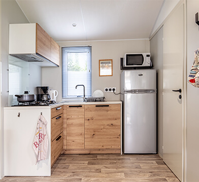 Cuisine du mobil-home Modulo 2 chambres, en location au camping La Petite Ville dans les Côtes d’Armor