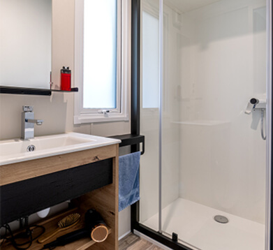 Salle d’eau avec douche du mobil-home Modulo 2 chambres, en location au camping La Petite Ville en Bretagne