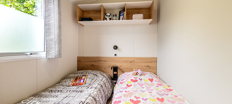 Chambre avec 2 lits 1 personne du mobil-home Modulo 2 chambres, en location au camping La Petite Ville dans les Côtes 